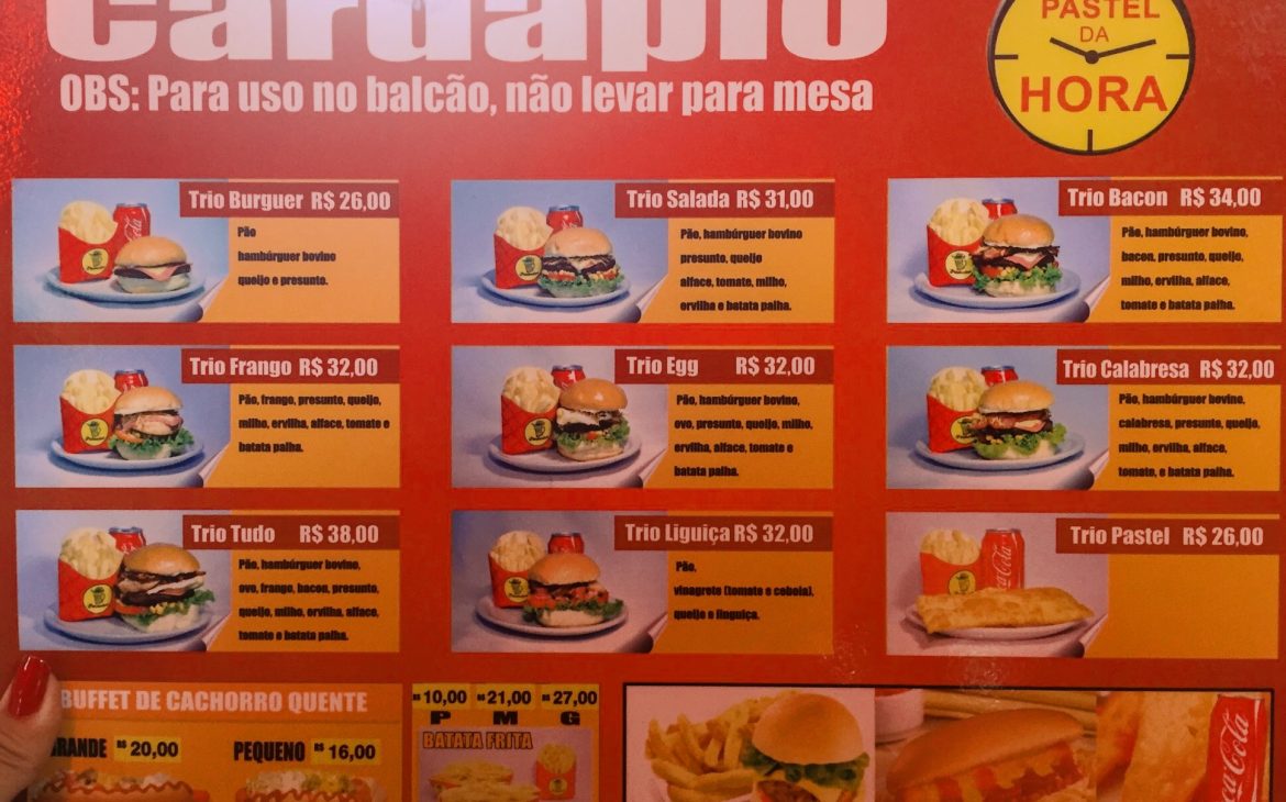 Tabela de preço de um restaurante da praça de alimentação do parque Beto Carrero